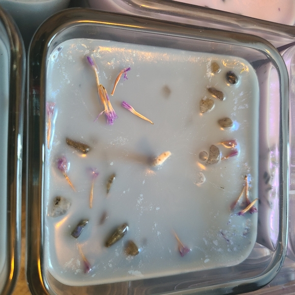 100% Soy candles made with Clean Scents and natural crystal with dried flowers ! - Picture 4 of 7